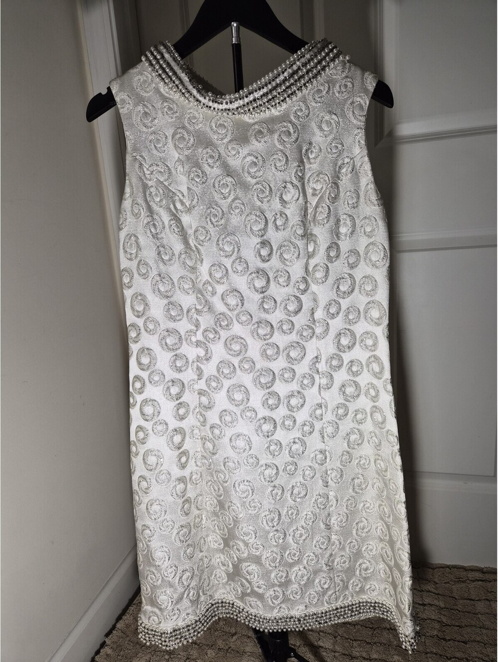 Vintage 1960s White Silver Lurex Brocade Pearl Collar/Hem